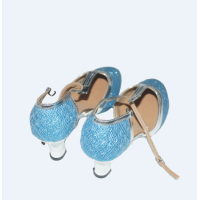 chaussure de femme ouverte avec  les cordes  de couleur bleue 