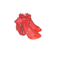 chaussre pour dame de couleur rouge avec decoration et accompagnee d une fermeture